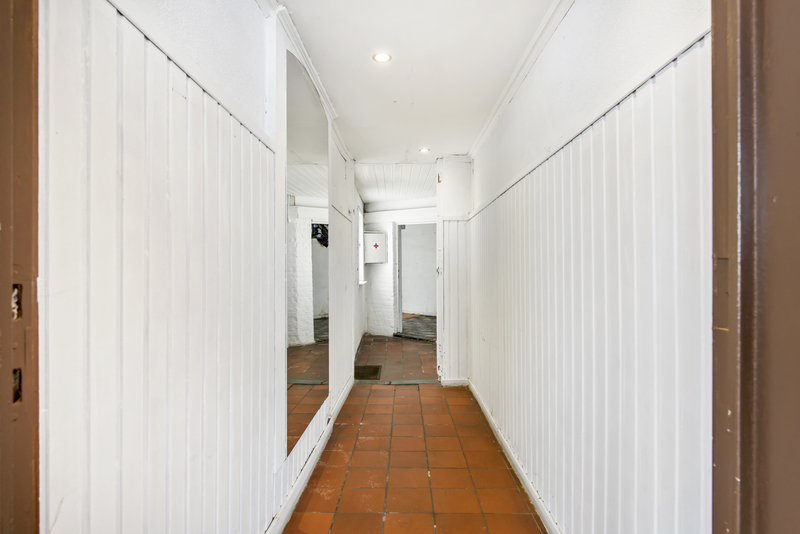 VERKOCHT!Op te frissen handelspand met woonst. 