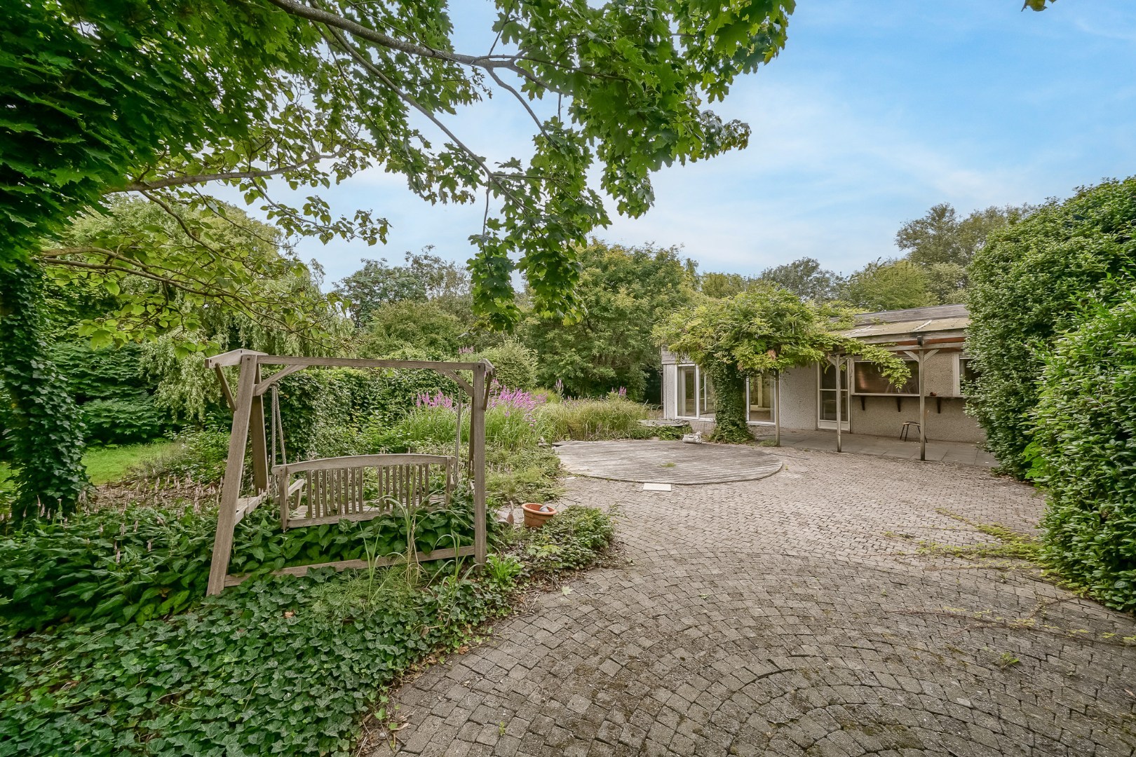 Winkelruimte met magazijn en woonst te Oostende 