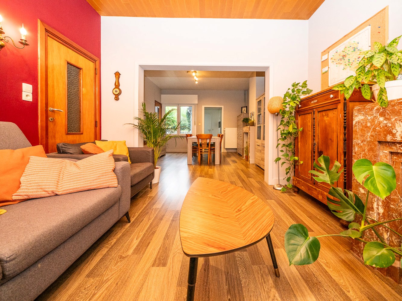 Volledige gerenoveerde 3-gevel woning 