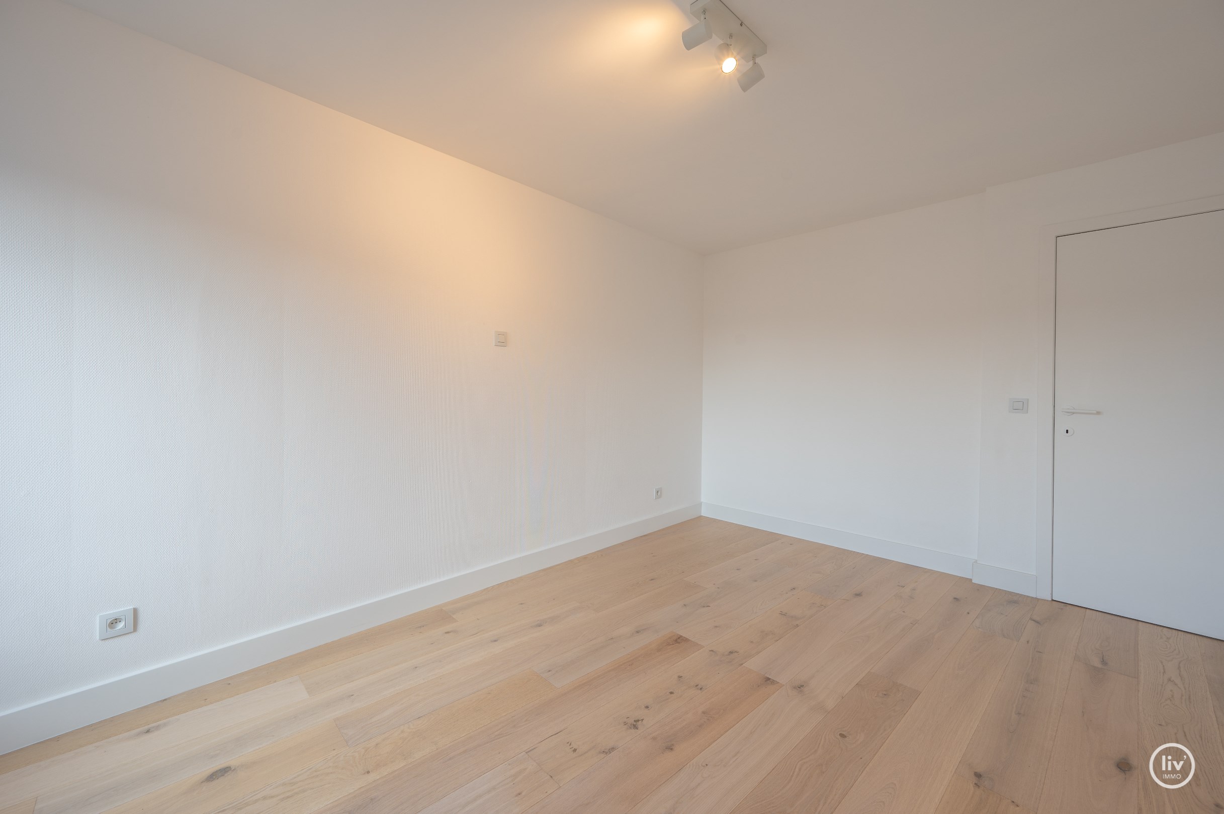 Ruim hoekappartement gelegen nabij de Lippenslaan, het station en Duinenwater. 