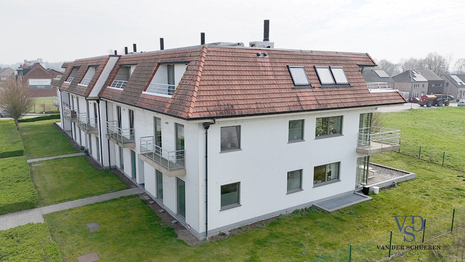 Lichtrijk appartement mét ondergrondse garage en berging. 