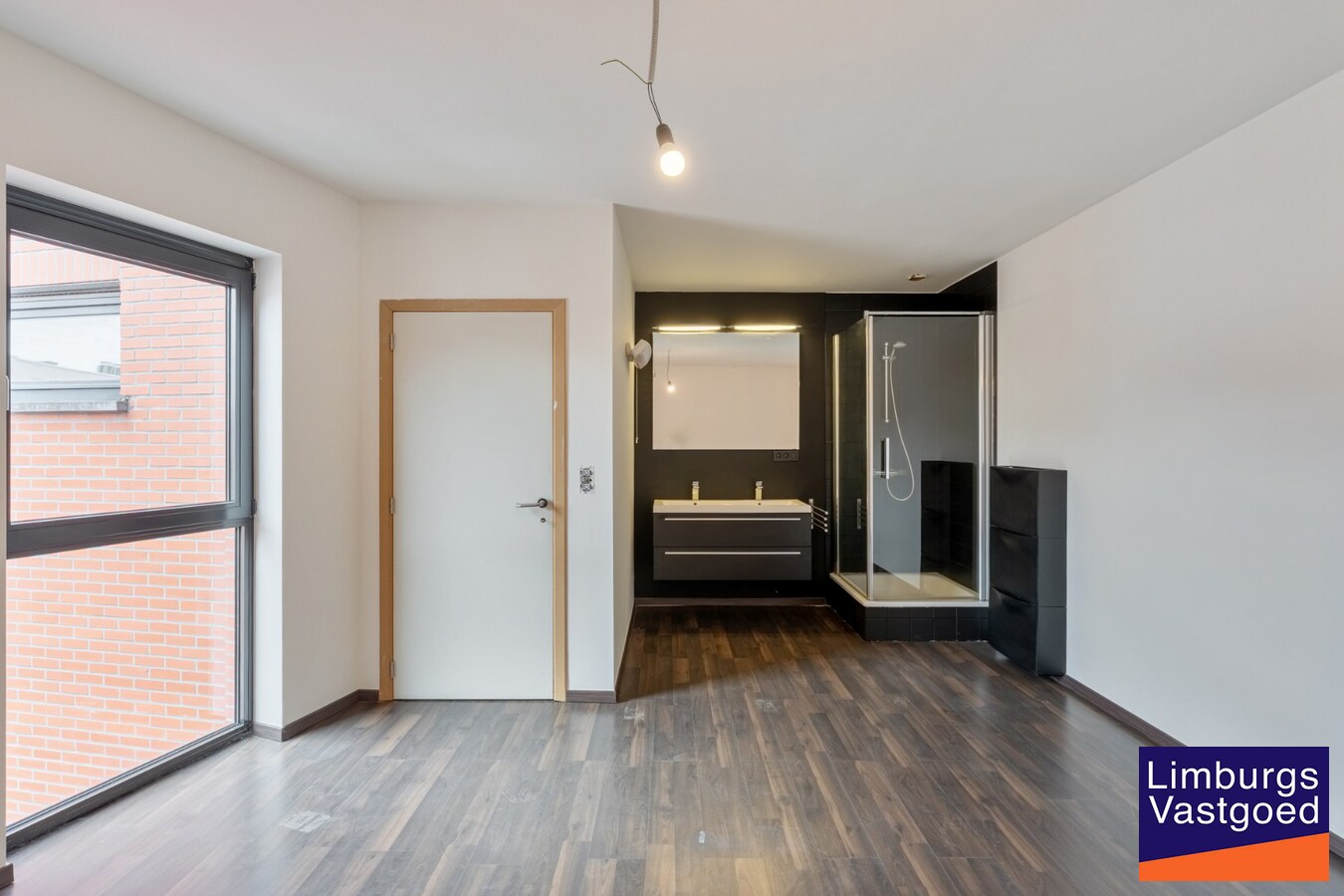 Handelspand, 150m², met 1-slaapkamerappartement op topligging in het centrum 