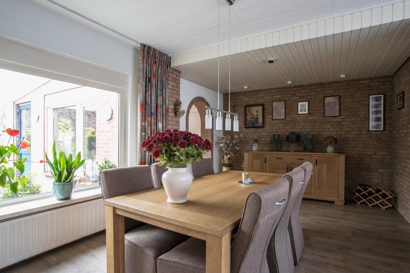 Nette 2-kapper met 4 slaapkamers en privacy biedende tuin gelegen op 346 m² ondergrond. 