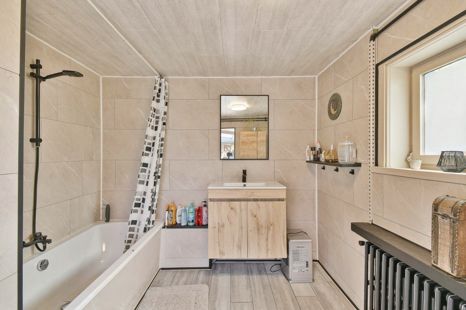 Woning met drie slaapkamers, garage en zonnige tuin 