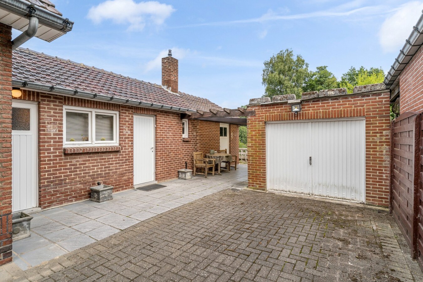 Halfvrijstaande gezinswoning op een ruim perceel van 13a80ca op wandelafstand van het centrum van Opoeteren! 