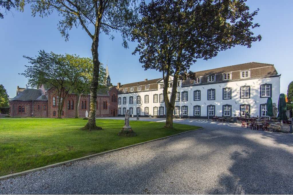 VAALS - Nederland: Monumentaal landgoed met landhuis, kapel en horecapaviljoen. 