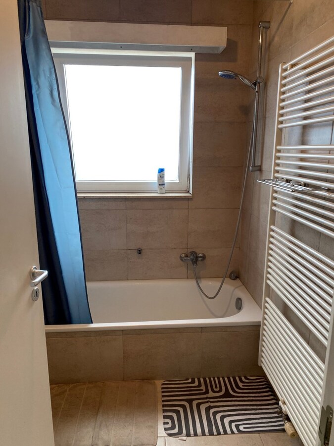 Eigentijds appartement met  autostaanplaats en kelder. Geen vaste kosten. 