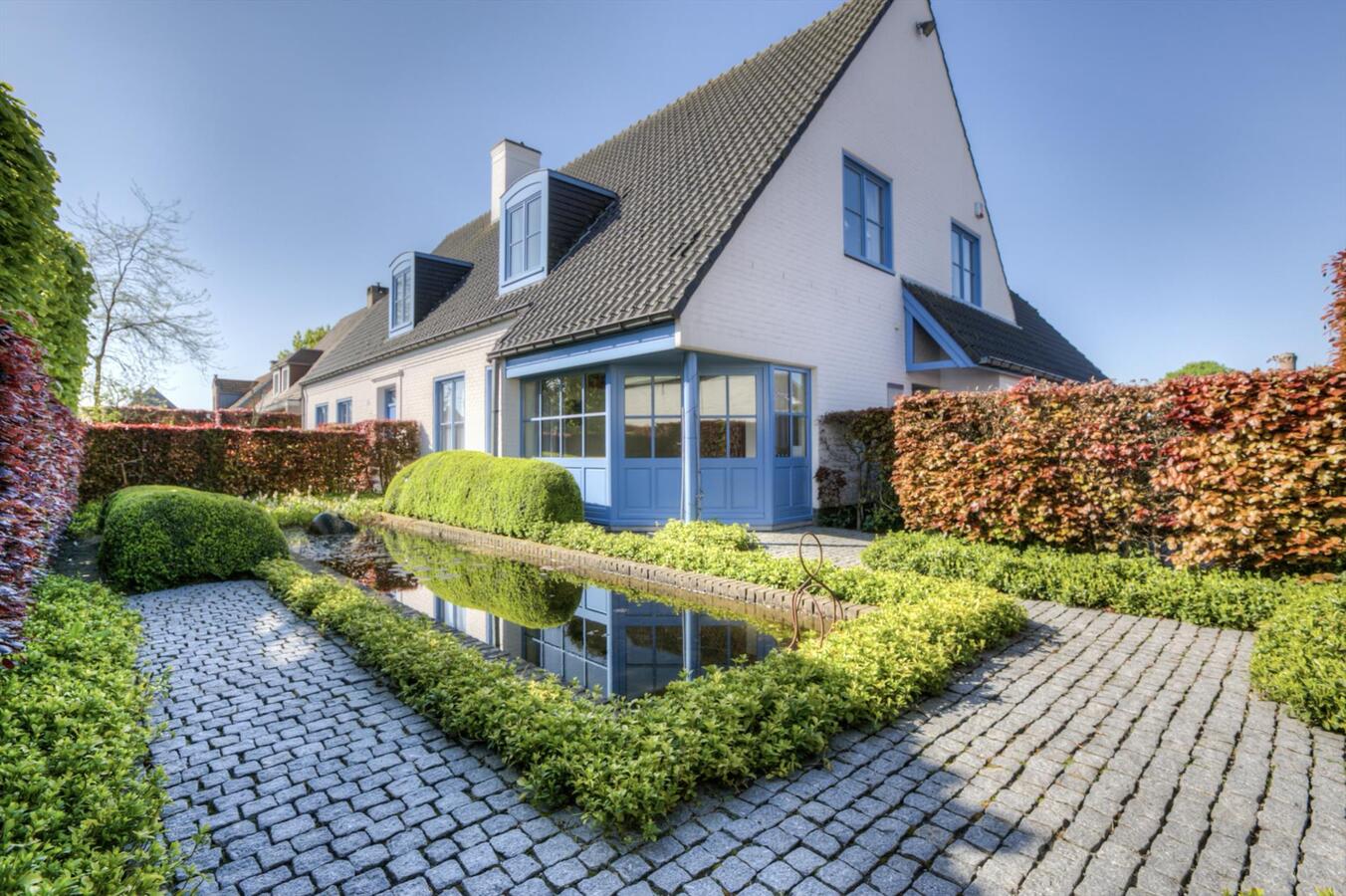 Ruime villa met praktijkruimte en prachtige tuin 