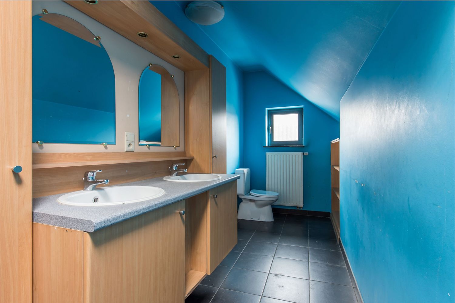 Handelspand met ruime woonst op toplocatie 