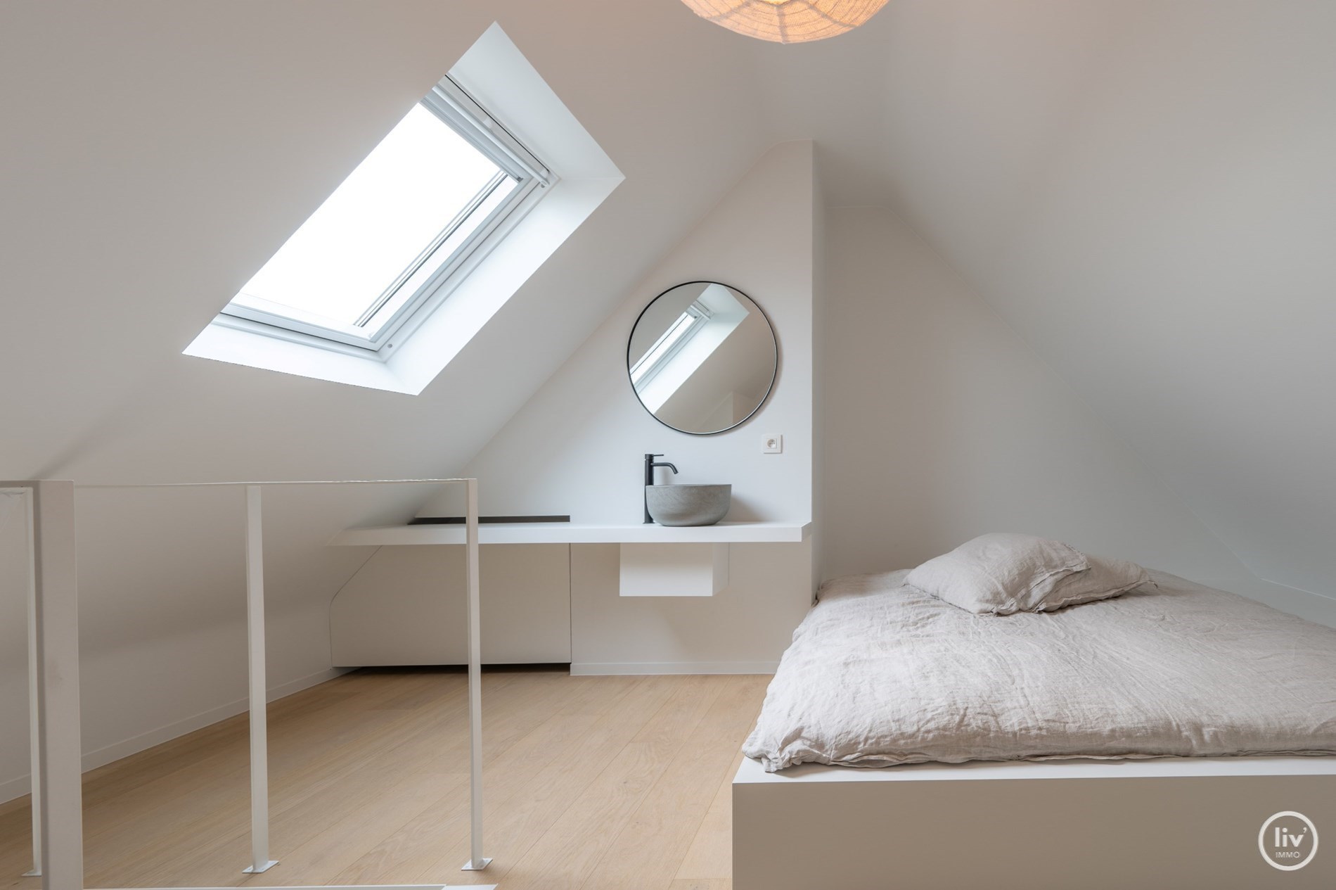 Superbe appartement en duplex magnifiquement rénové avec une spacieuse terrasse orientée vers l'ouest, situé sur la Lippenslaan à Knokke. 