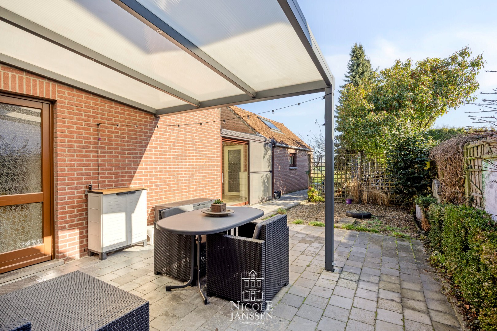 Zonnig overdekt terras bij achtergevel 