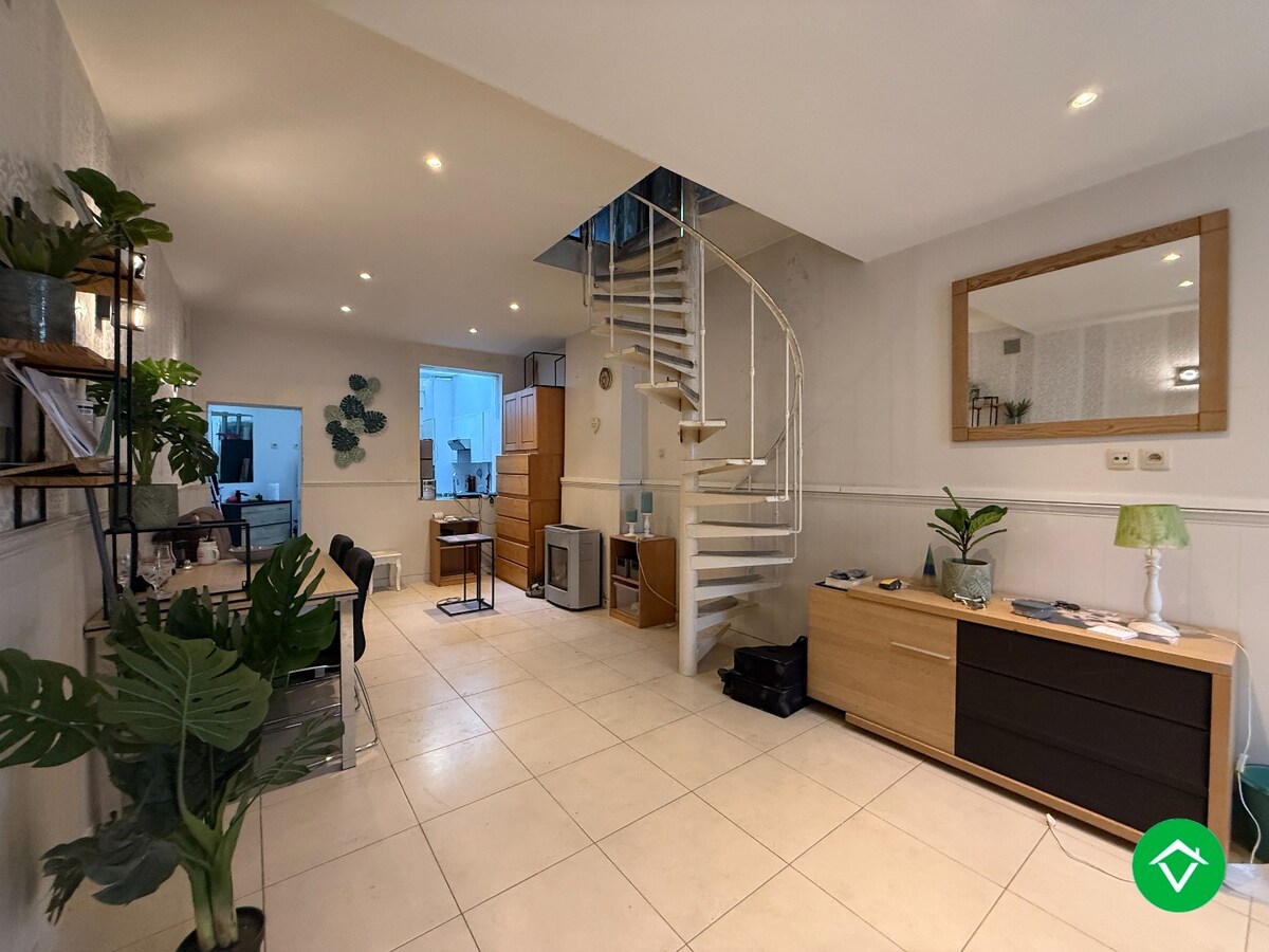 Op te frissen rijwoning met 3 slaapkamers in centrum Roeselare 