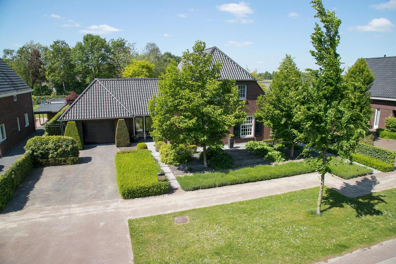 Luxe afgewerkt landhuis met gastenverblijf op een mooie locatie nabij het centrum van Hulsel gelegen op een perceel van 1264 M². 