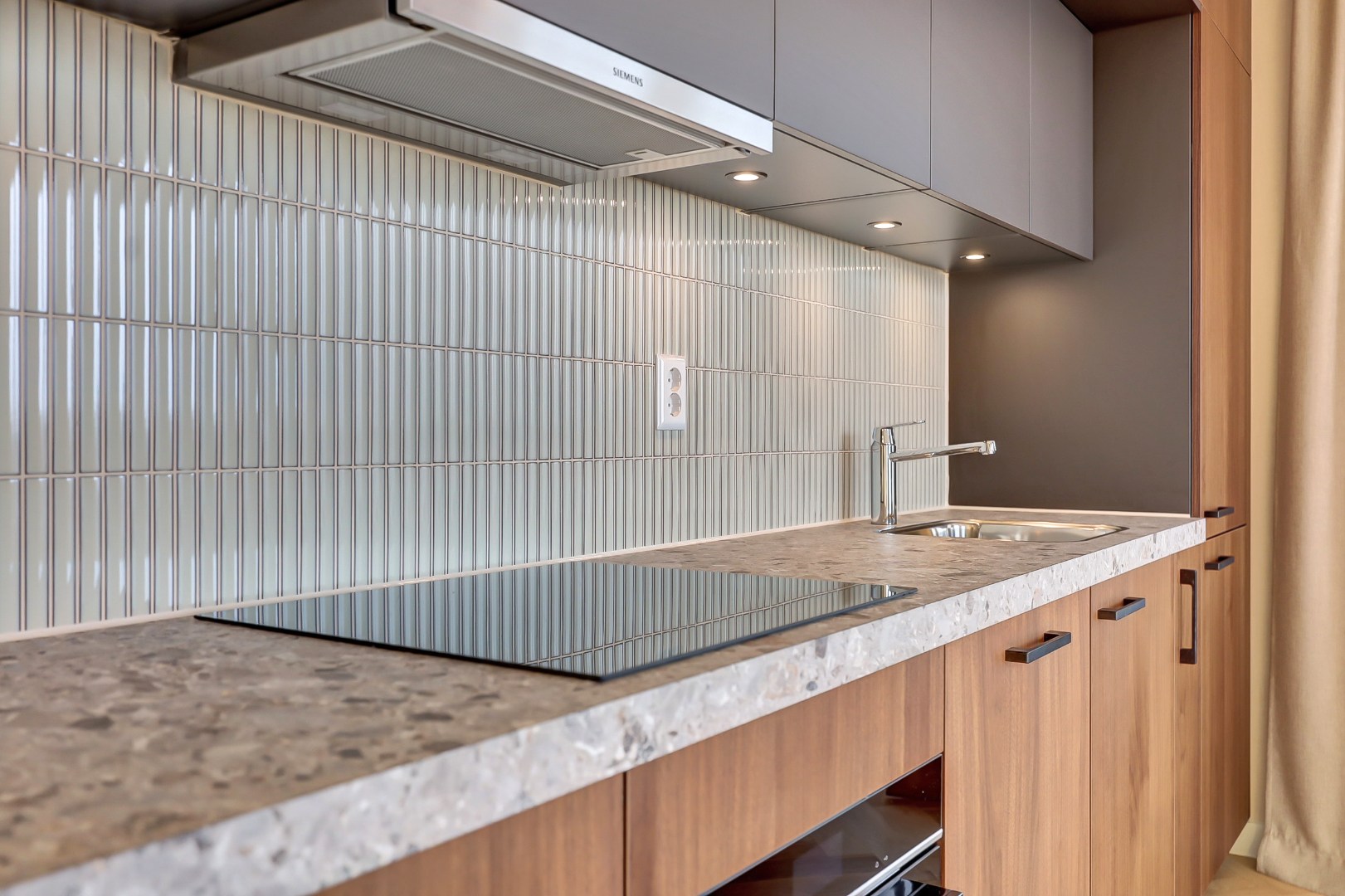 Nieuw en instapklaar 3-kamer appartement op de zevende verdieping met luxe keuken en badkamer, riant uitzicht over de omgeving en naar het centrum van Rotterdam. 