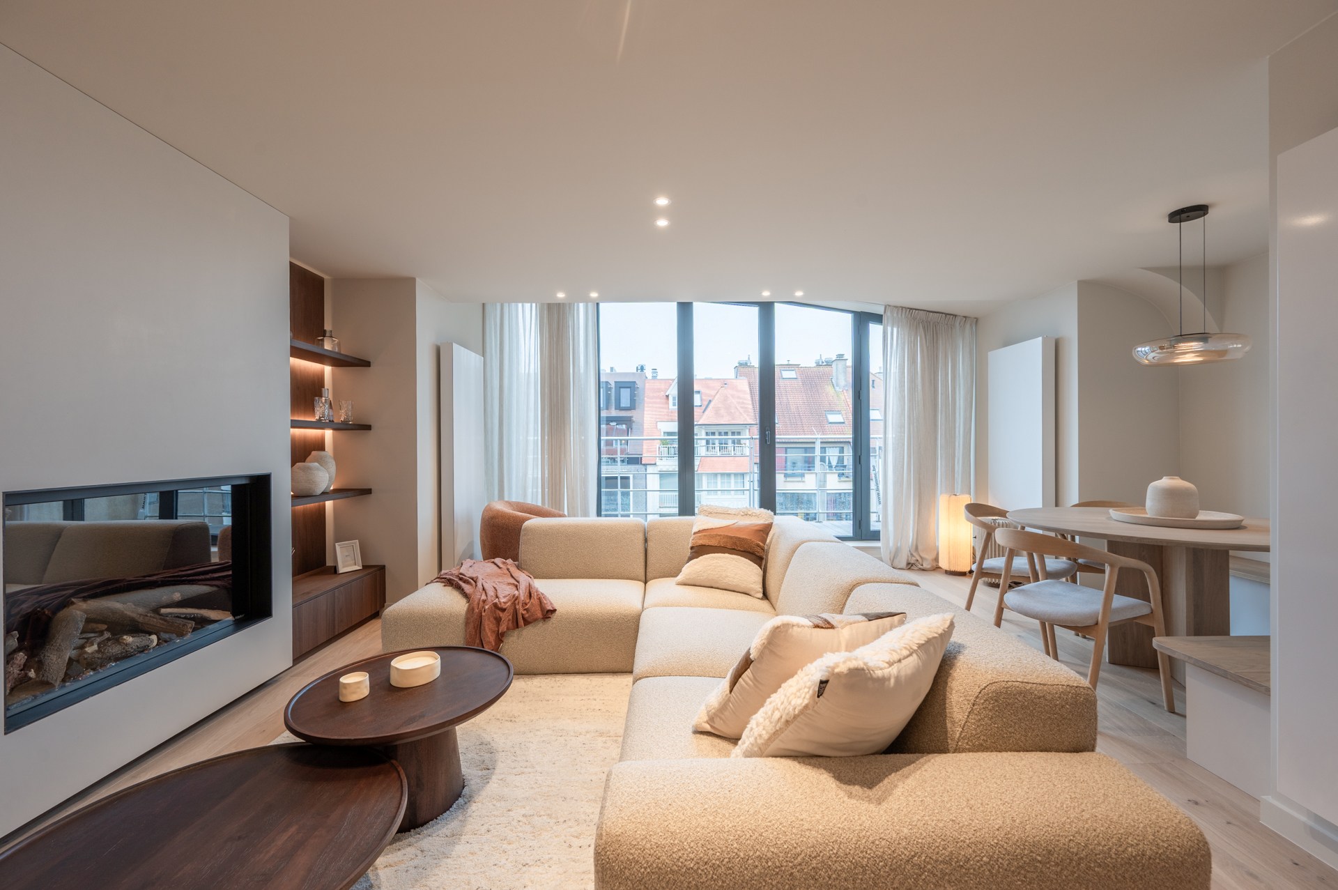 Appartement en duplex spacieux et rénové, orienté plein sud, situé dans un emplacement exceptionnel sur la Lippenslaan. 