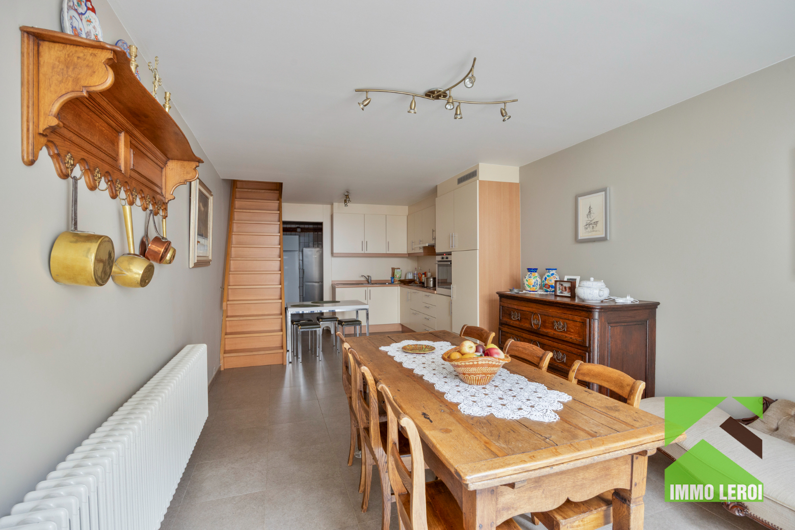 Ingerichte keuken met trap naar bovenkamer