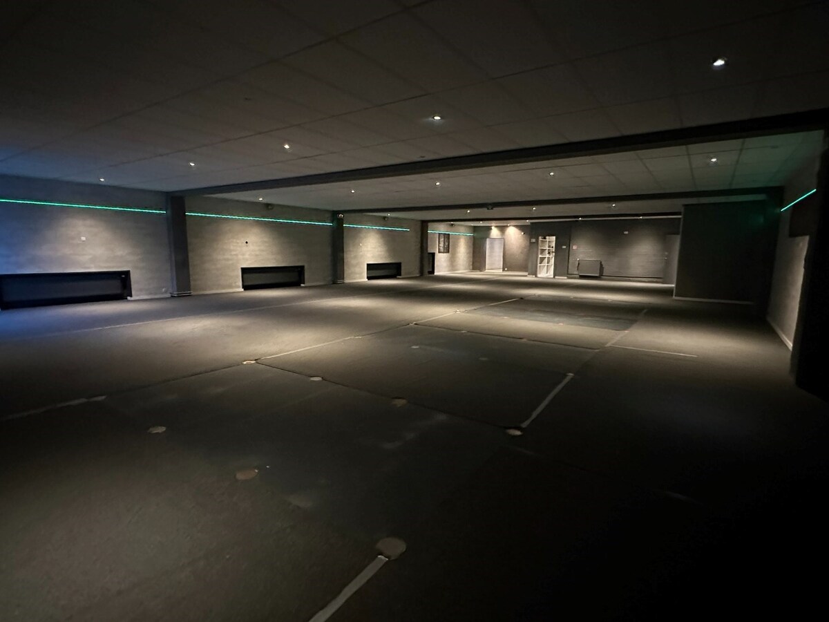 Handelspand 546 m² met veel mogelijkheden en 8 parkeerplaatsen 