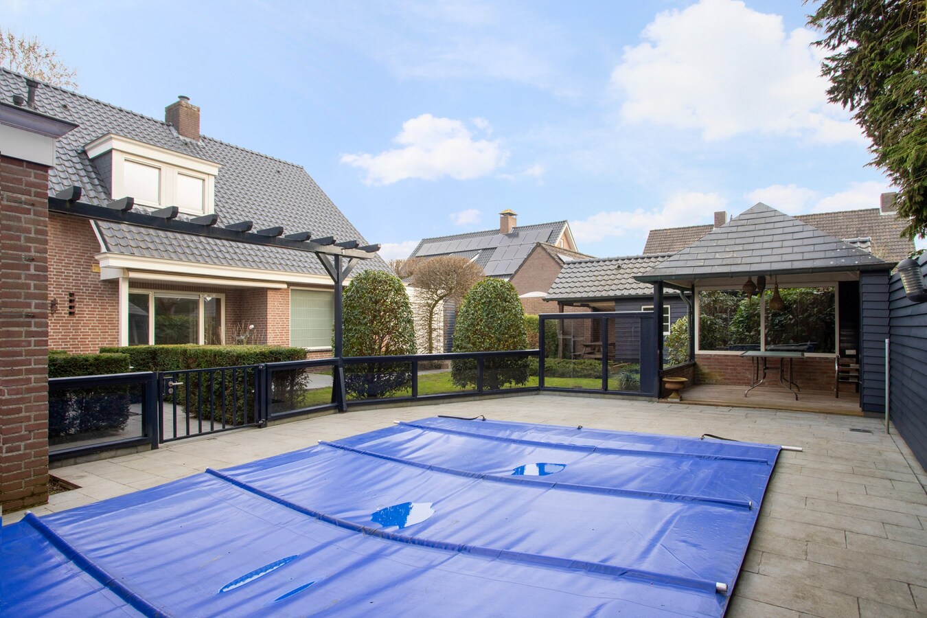 Vrijstaande woning, type landhuis met garage, carport, zwembad en 731 m2 grond. 