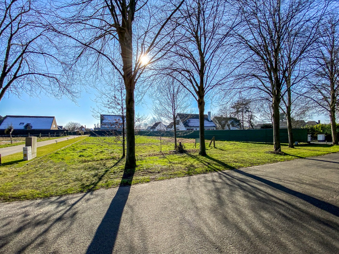 Ruim perceel van 1064 m² in residentiële wijk bestemd voor open bebouwing te Oostduinkerke (Koksijde). 