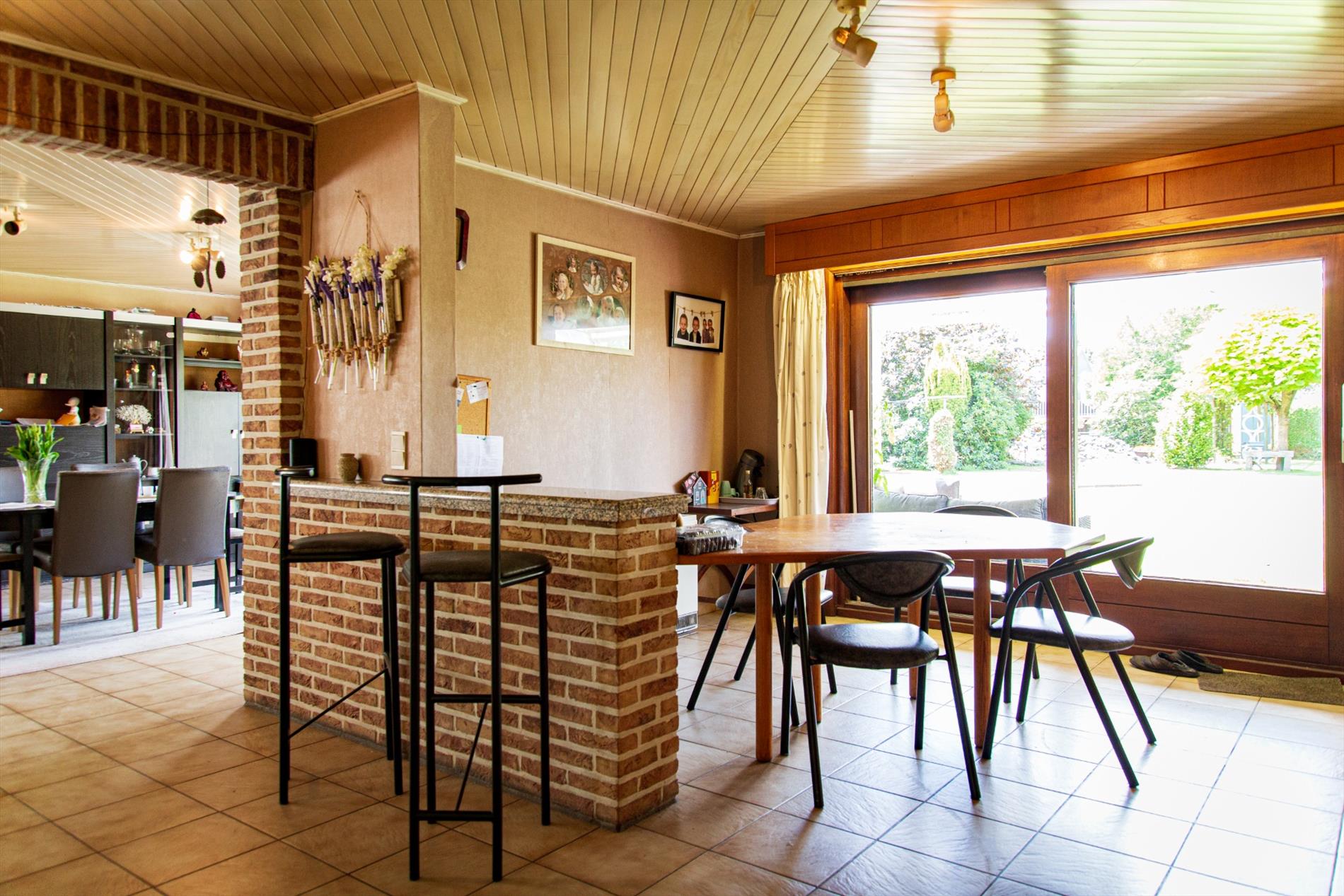 Open bebouwing met  4 (mogelijk 6) slpks  op 1.195 m²  rustig gelegen te Adegem 