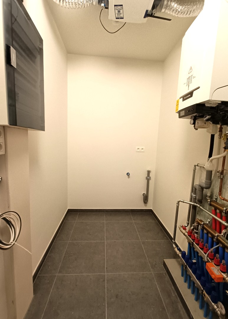 MODERN APPARTEMENT MET RUIM TERRAS EN AUTOSTAANPLAATS 