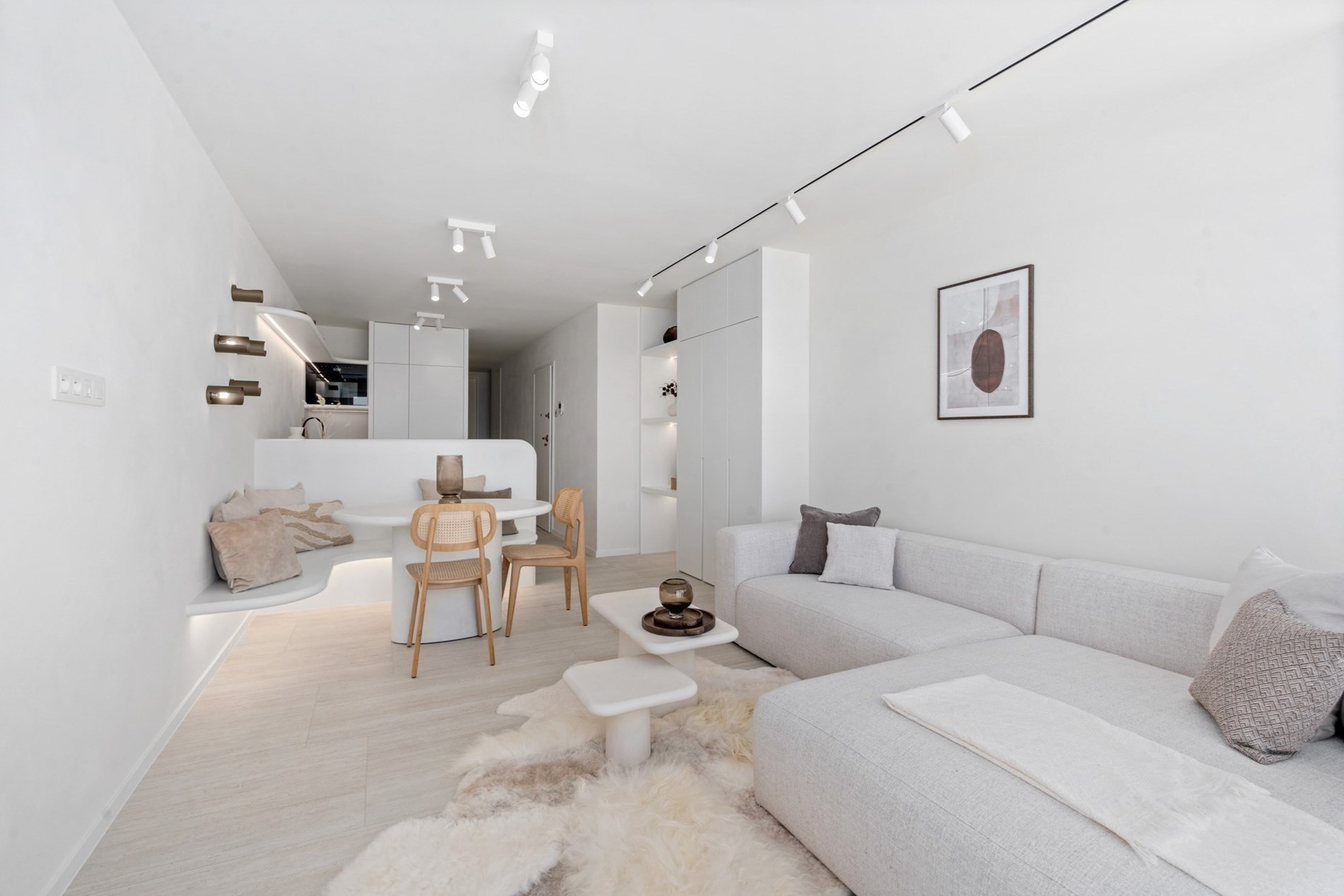 Integraal gerenoveerd appartement genietend van een panoramisch uitzicht op de zeedijk te Duinbergen! (mog tot aankoop van een garage) 