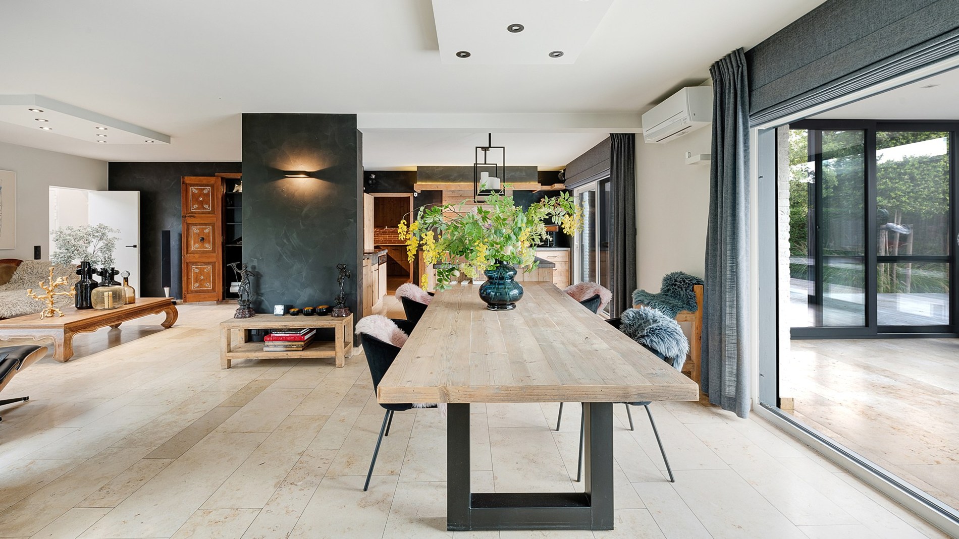 Schitterende villa met zwembad gelegen in residentiële wijk te Knokke. 