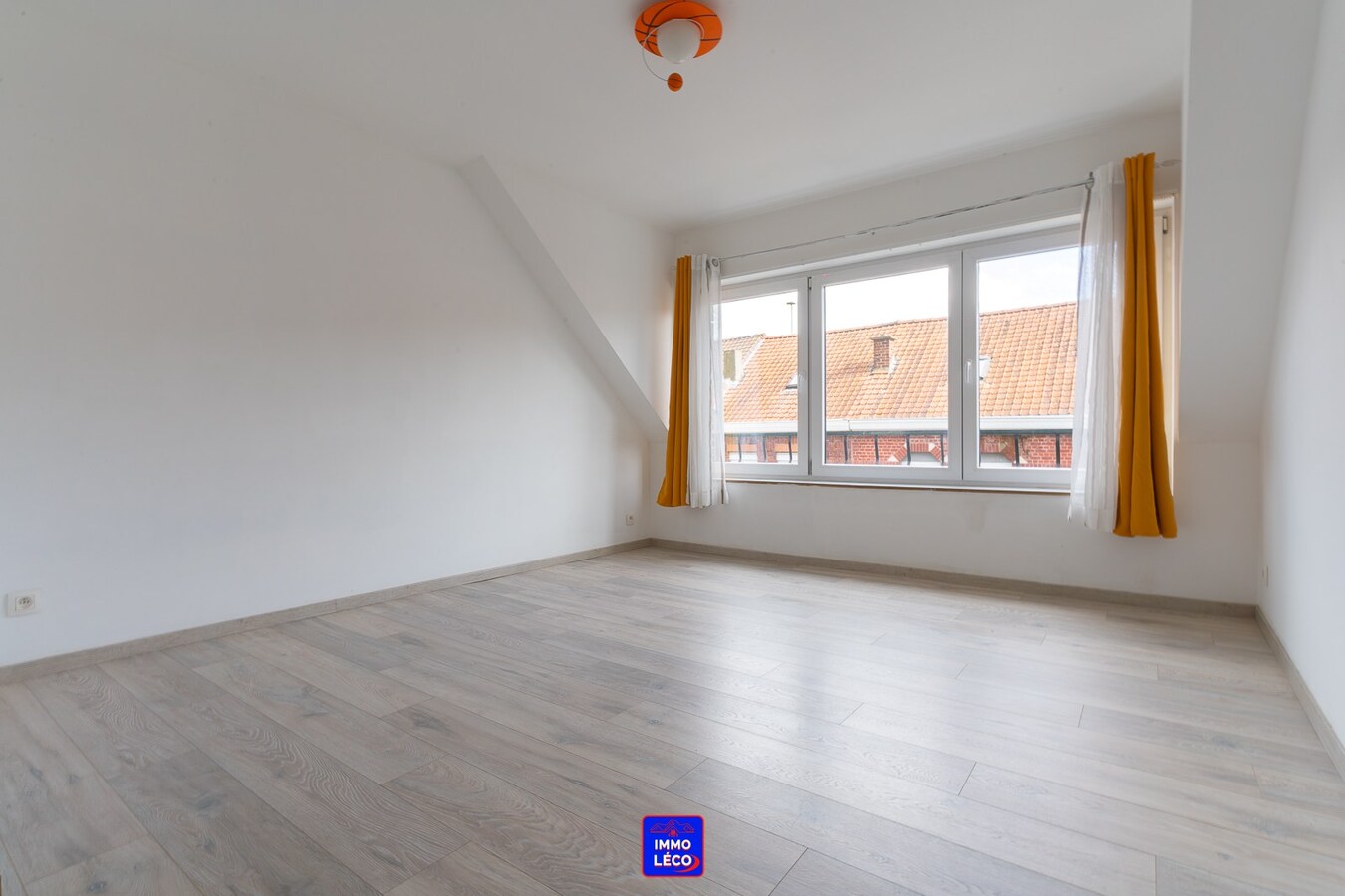 3 façades moderne avec garage, jardin, grand parking privé, COUP DE COEUR ! 