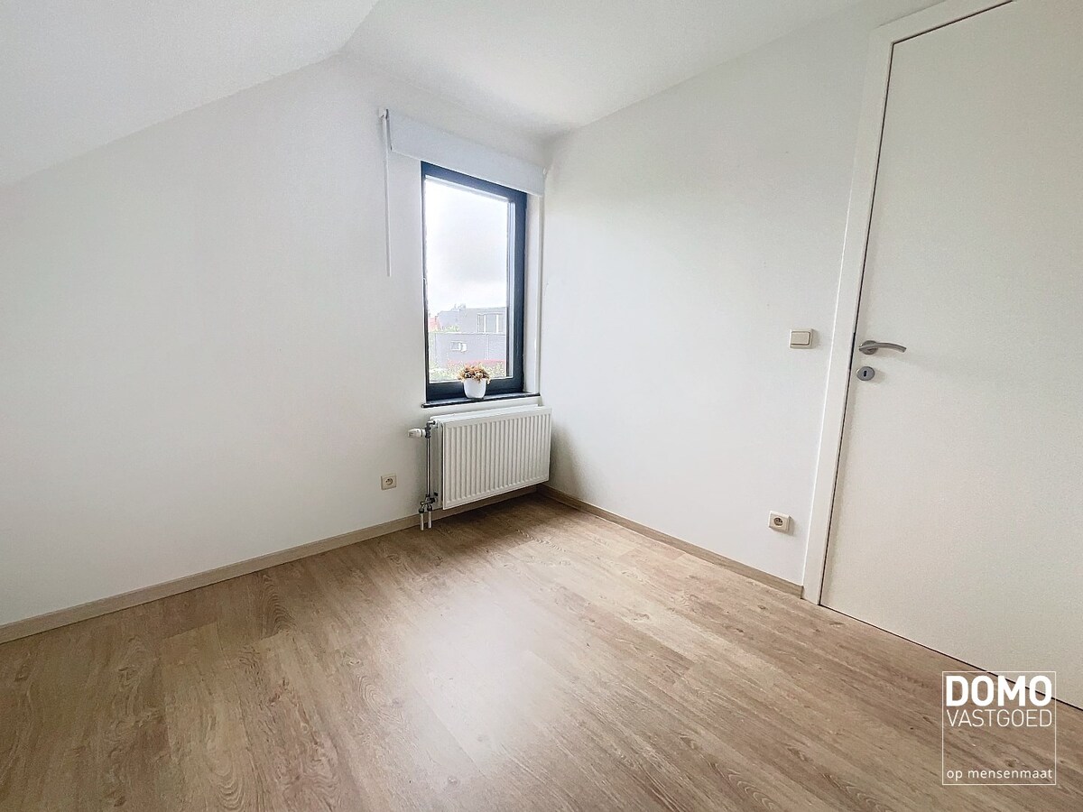VOLLEDIG GERENOVEERDE WONING MET TUIN EN 3 SLAAPKAMERS RUSTIG GELEGEN TE KERMT 