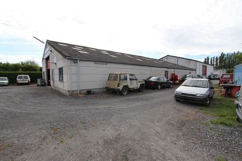 Bedrijfsgebouw met woonst te Eernegem 