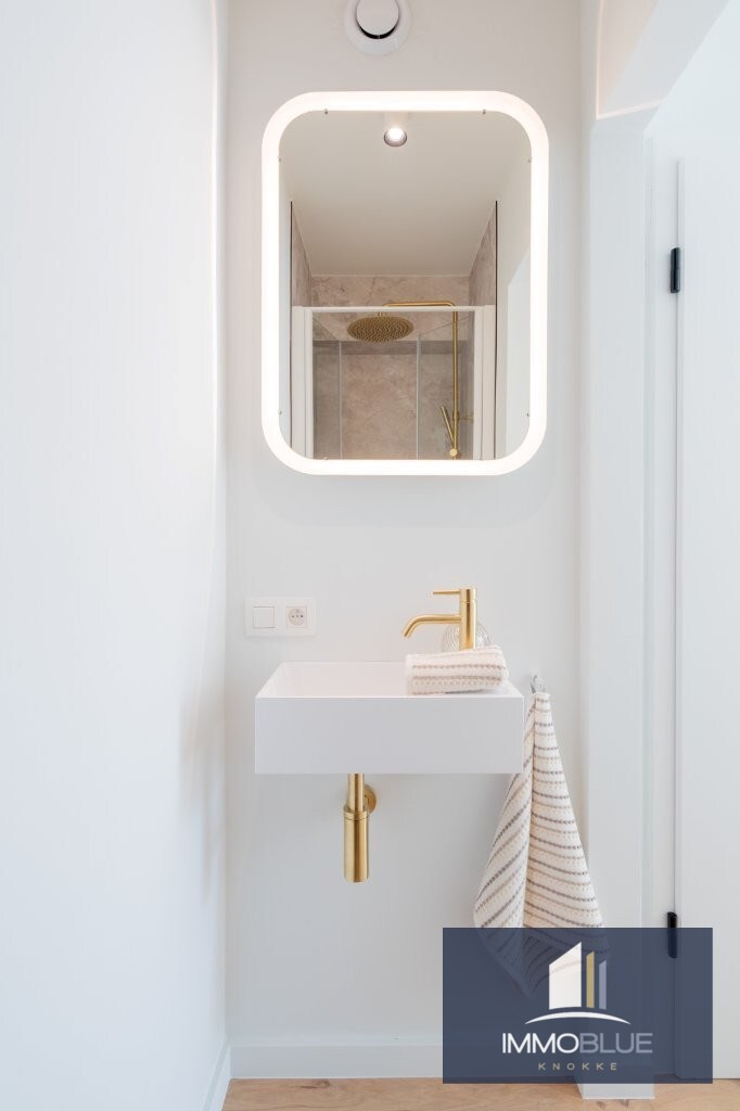 Appartement entièrement rénové et lumineux, situé dans une petite résidence. 