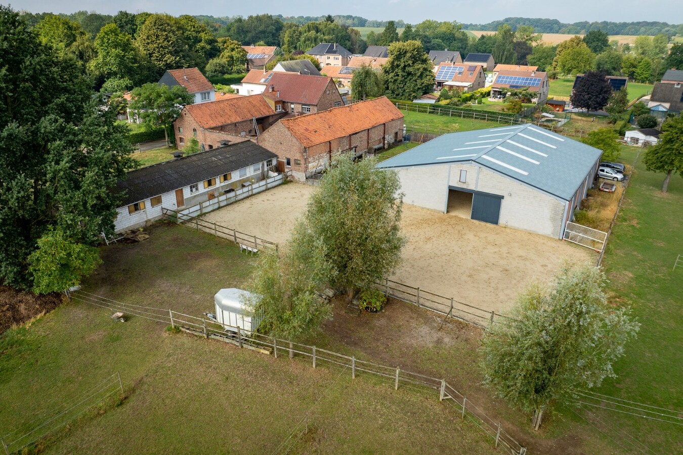Ruime woning met buitenpiste en kleine binnenpiste op ca. 1,03ha te Hoeselt 