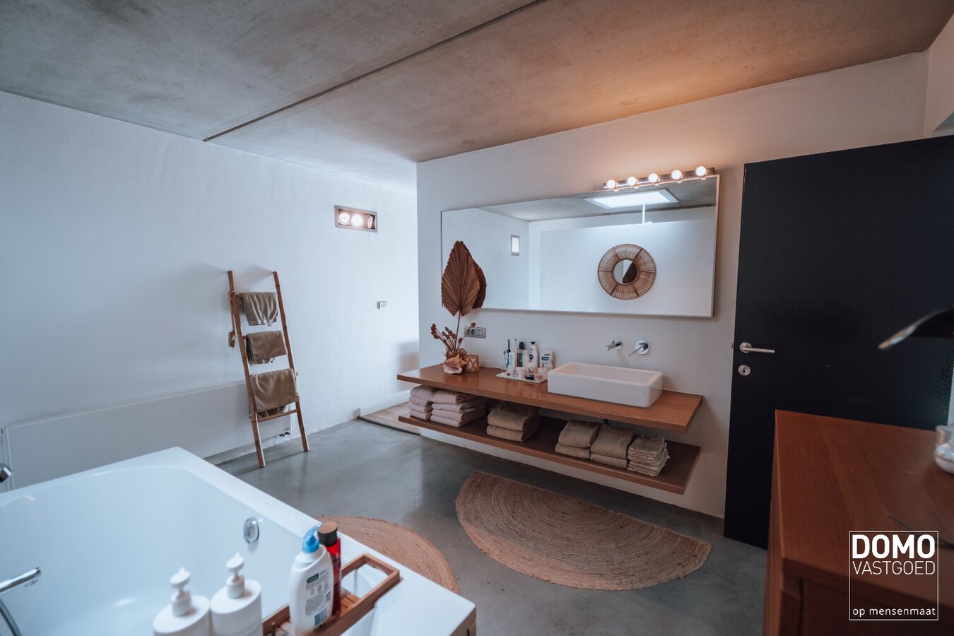 UNIEKE HALF OPEN WONING IN INDUSTRIËLE LOOK MET 3 SLAAPKAMERS, 2 BADKAMERS EN TUIN GELEGEN TE HASSELT 