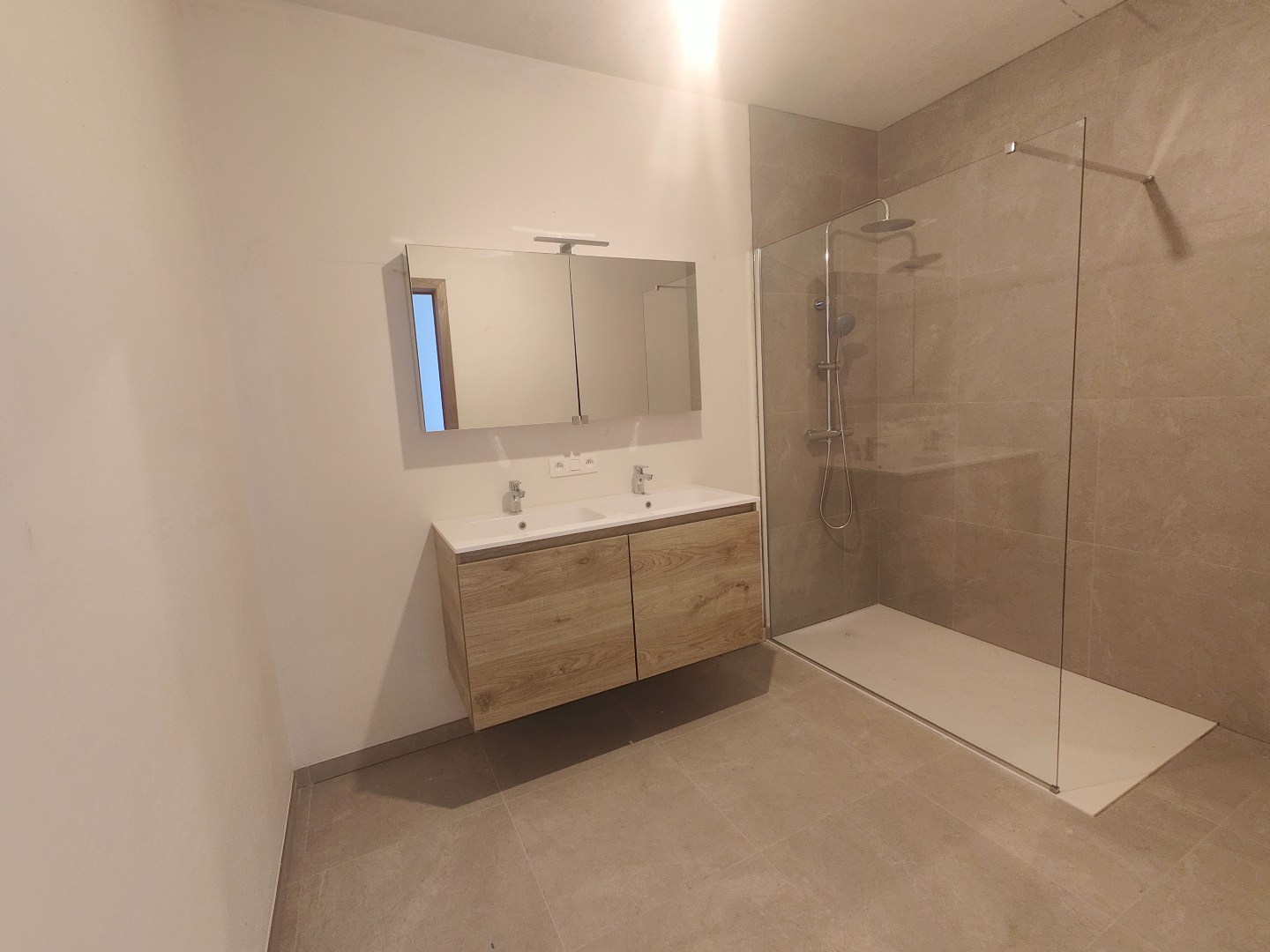 Afgewerkte stapelwoningen met 2/3 slaapkamers + autostaanplaats en berging 