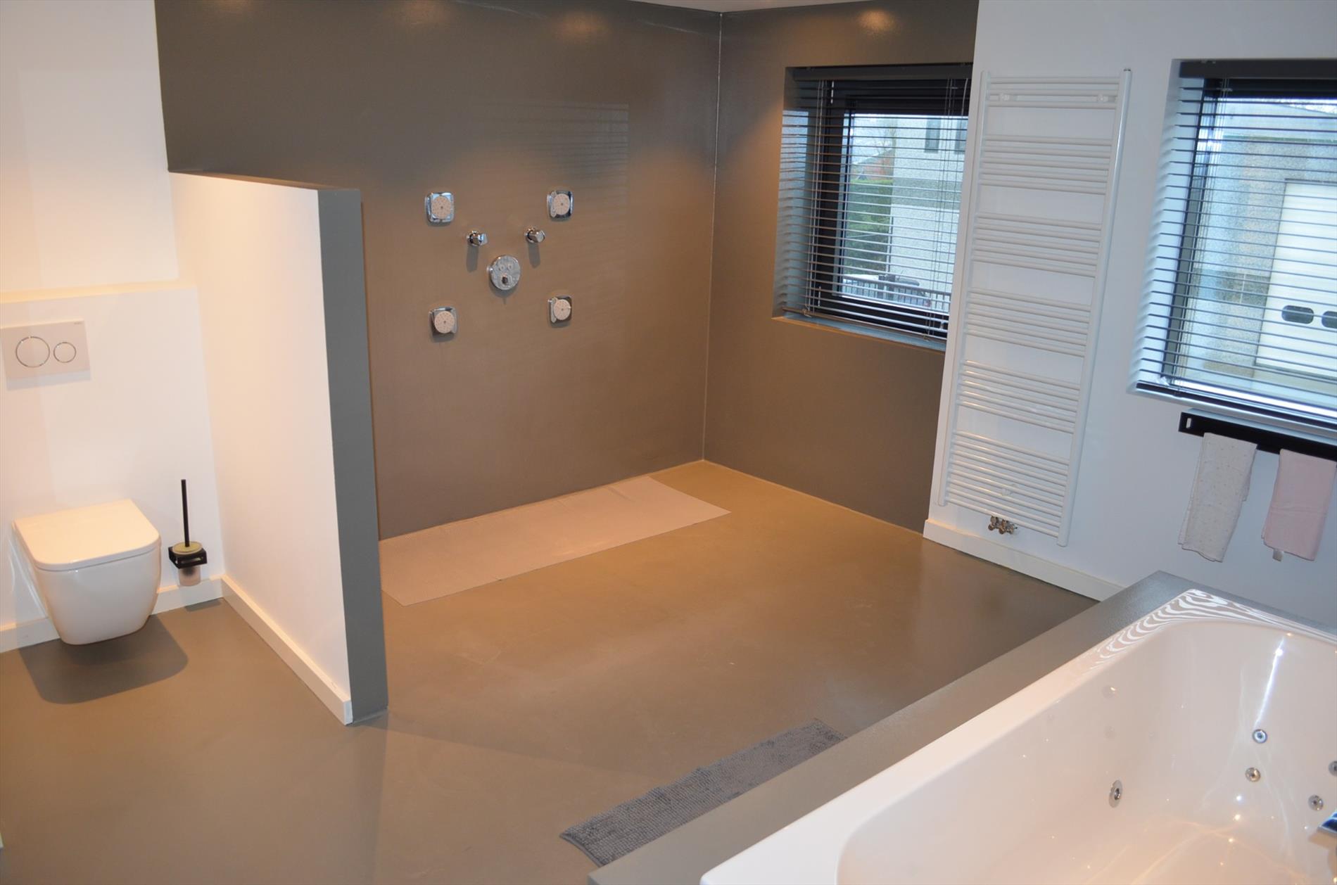 Magazijn (+/- 650m²), nieuwbouw duplex loft en bureau op 921m² goed gelegen te Maldegem 