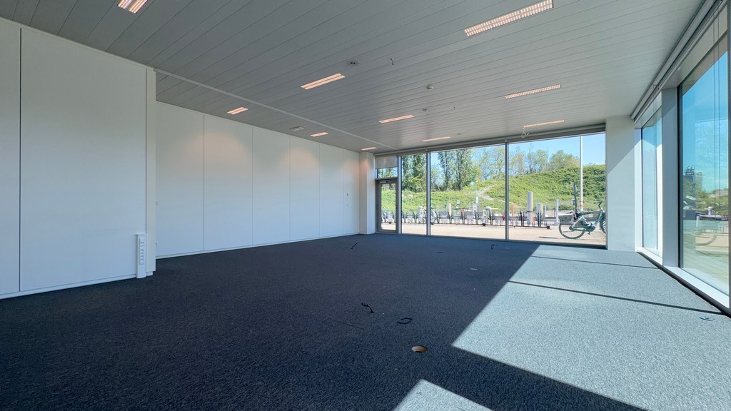 Instapklaar kantoorgelijkvloers te huur in Blue Towers in Gent