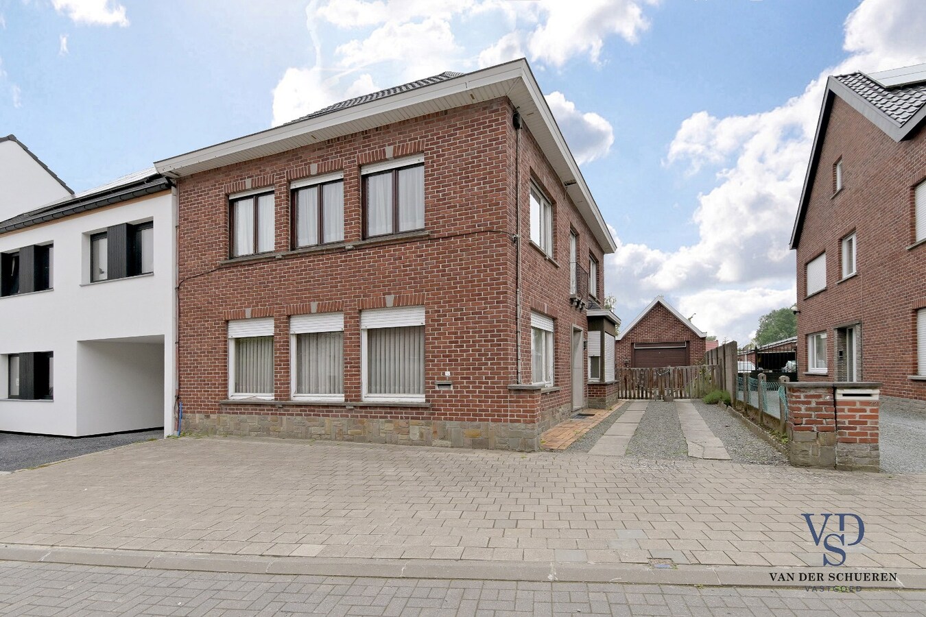 Degelijke, goed gelegen woning. 