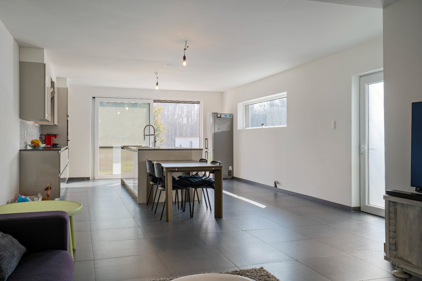 Gerenoveerde woning met drie slaapkamers op groot perceel 