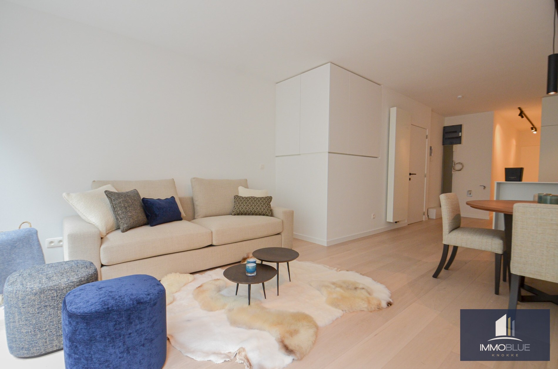 Appartement intemporel,  entièrement rénové, avec vue latérale sur la mer, situé au Zoute. 