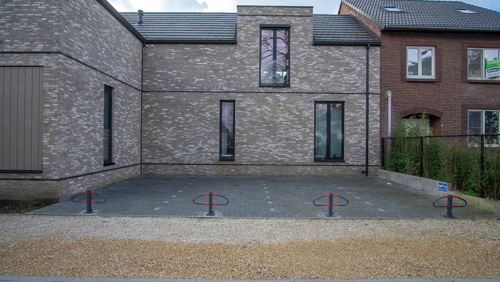 4 Bovengrondse parkeerplaatsen , bij centrum Stokkem 