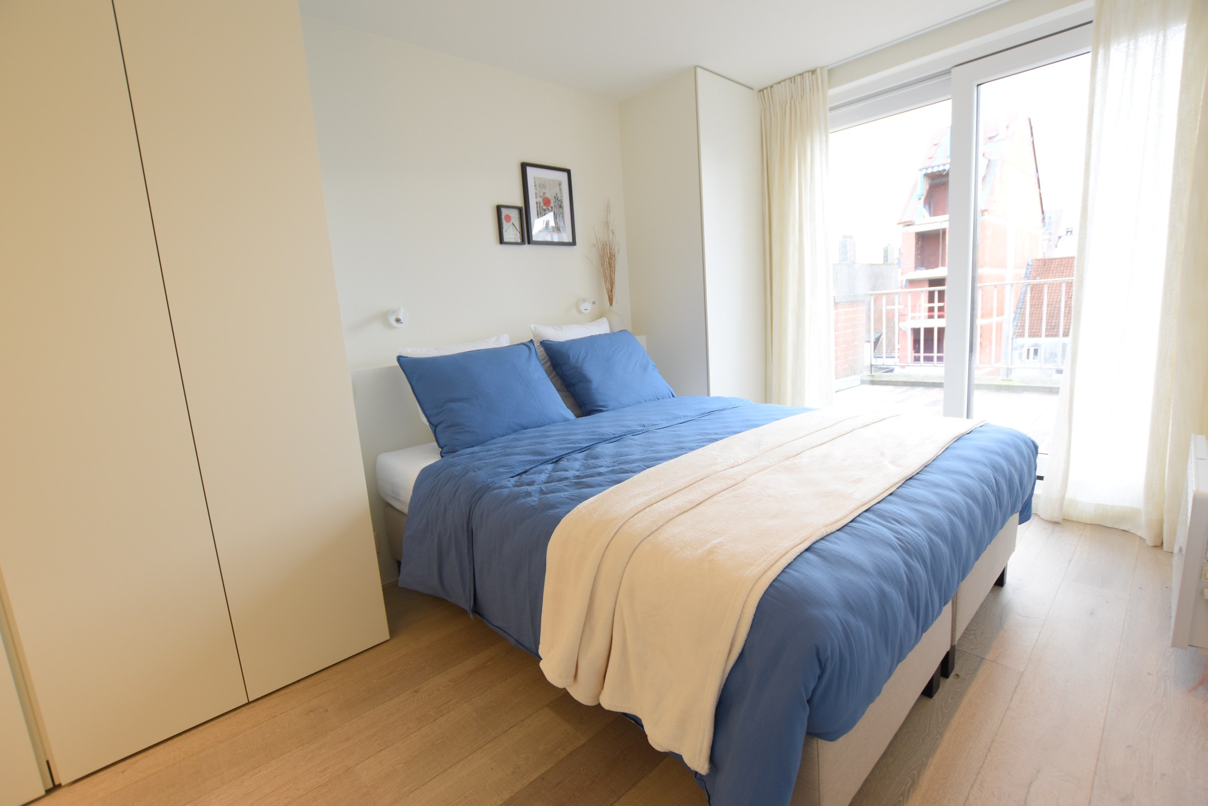 Appartement sous les toits entièrement rénové avec terrasses ensoleillées à 20 mètres à pied de la digue Albertstrand. 