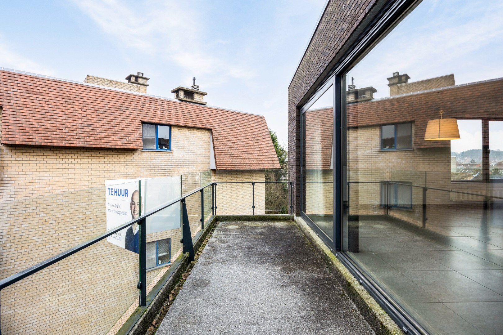 Ruim en lichtrijk appartement met 2 slaapkamers, terras en autostaanplaats vlakbij autostrade - EPC 108 kWh/m² 