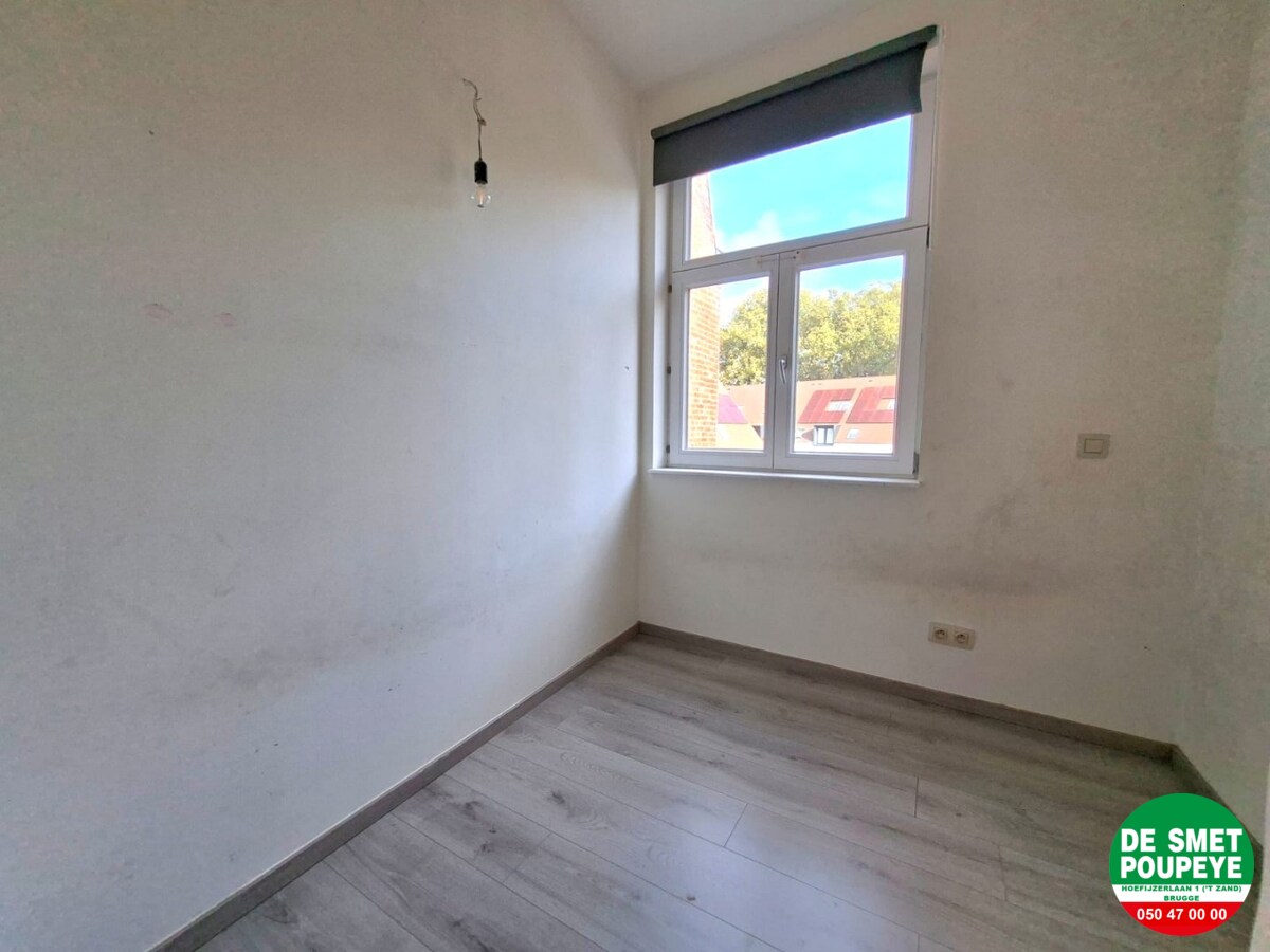 Rijwoning met tuin met uitweg 