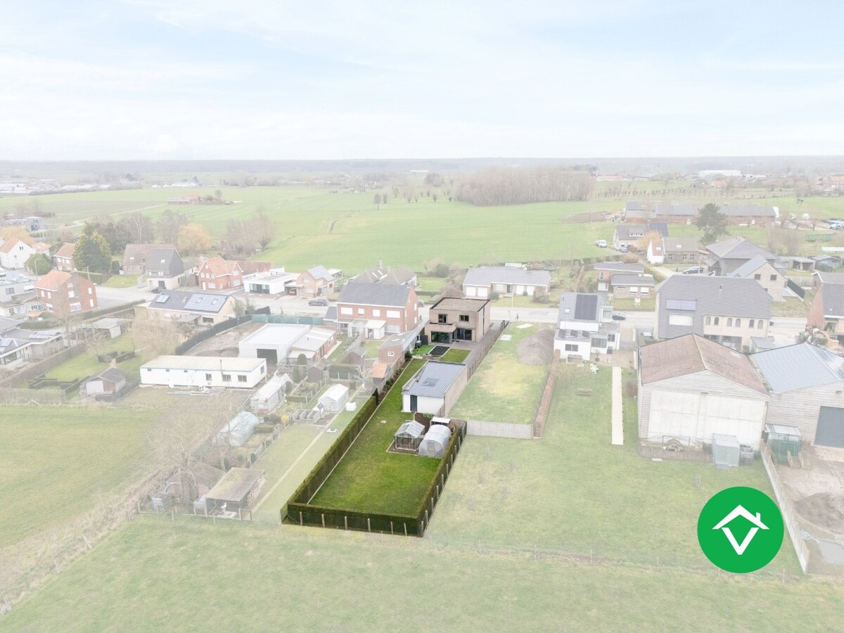 Alleenstaande woning met 4 slaapkamers en garage te Aartrijke 