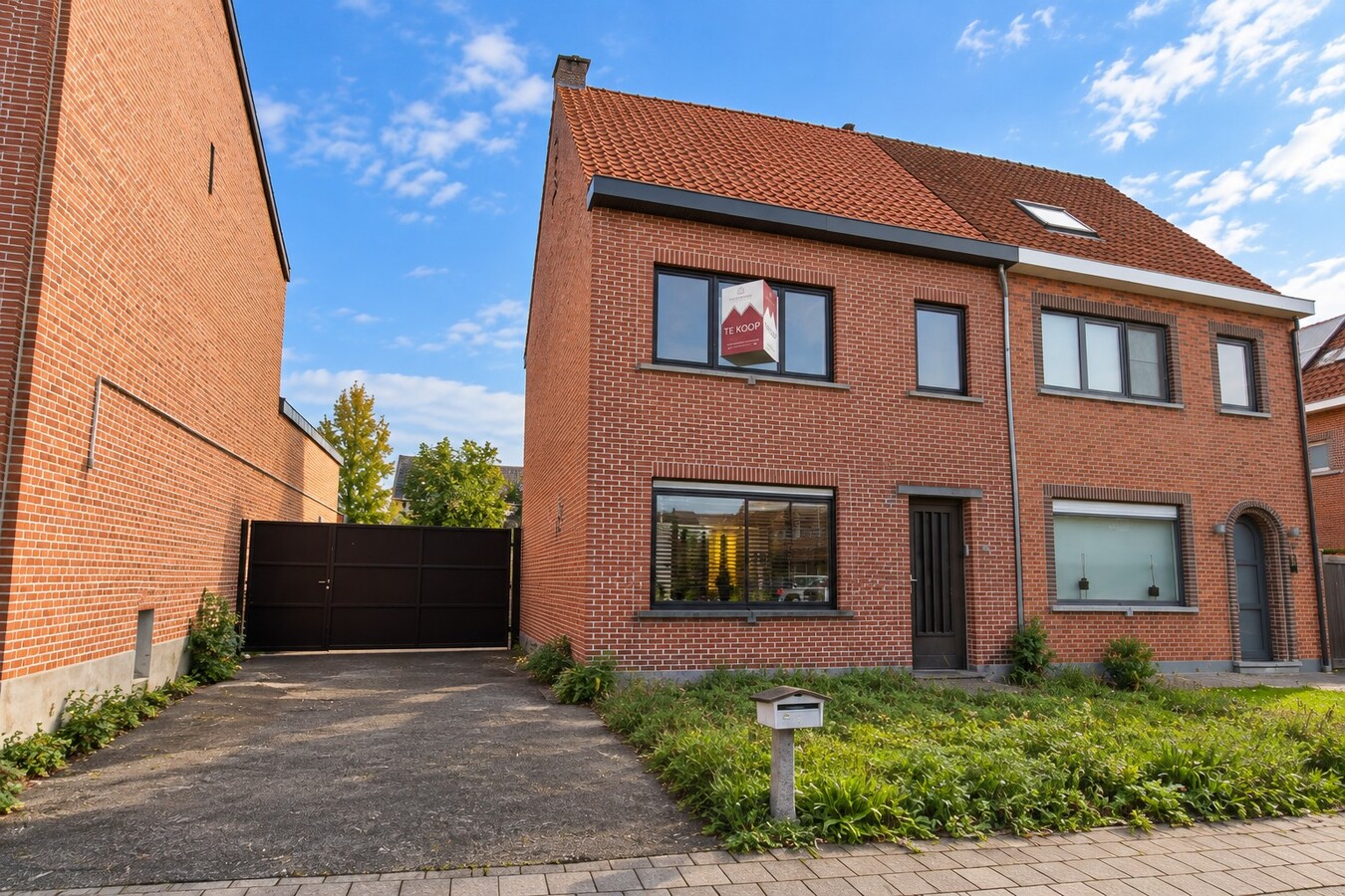 Te koop: Rustig gelegen halfopen bebouwing met 4 slaapkamers, 4 garages en ruime tuin in Sint-Niklaas 