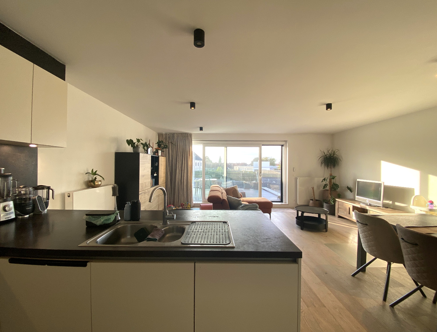 Instapklaar modern 2-slaapkamerappartement met garage in hartje Waregem! 