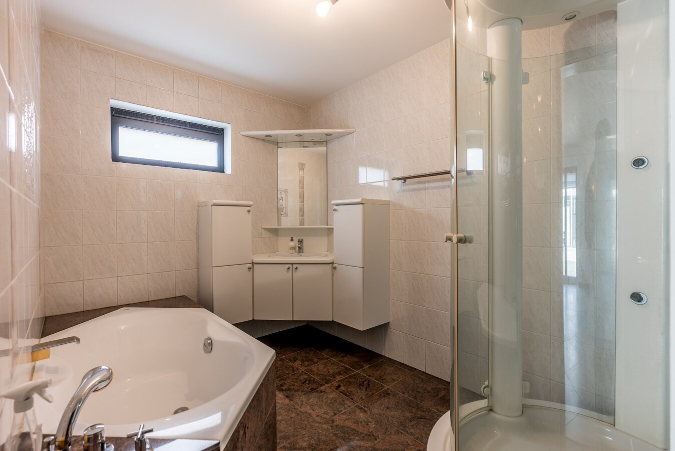 Zeer ruime woning op een perceel van circa 20 are 