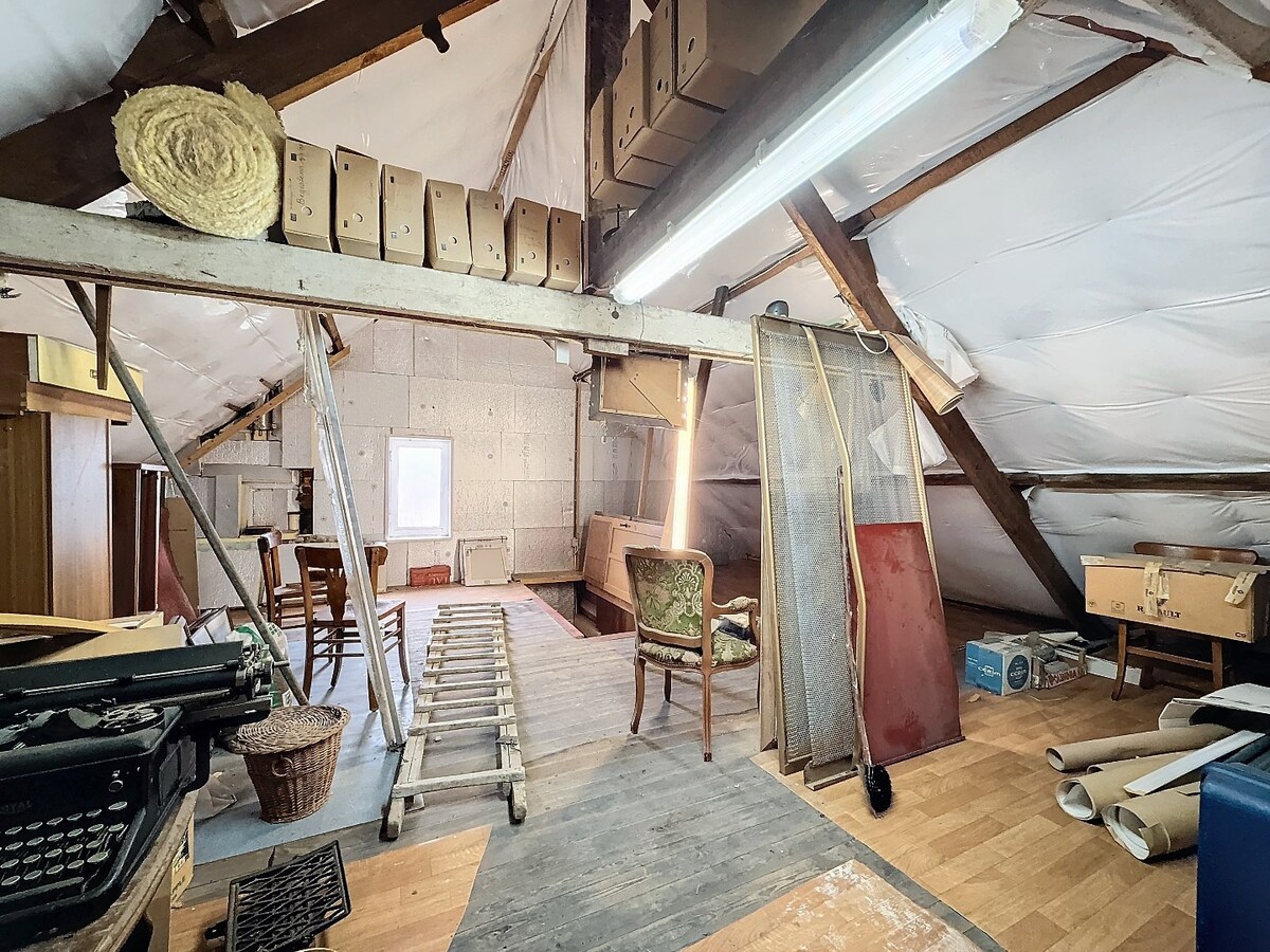 Statige woning met garage en ruime tuin te centrum Zottegem 