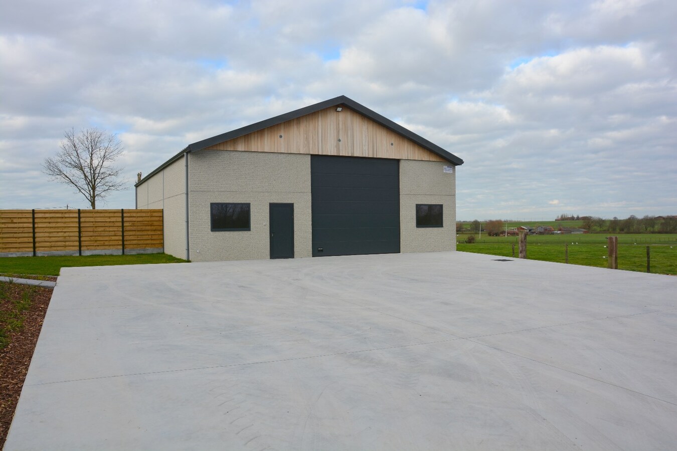 Landelijk gelegen woning met loods! 