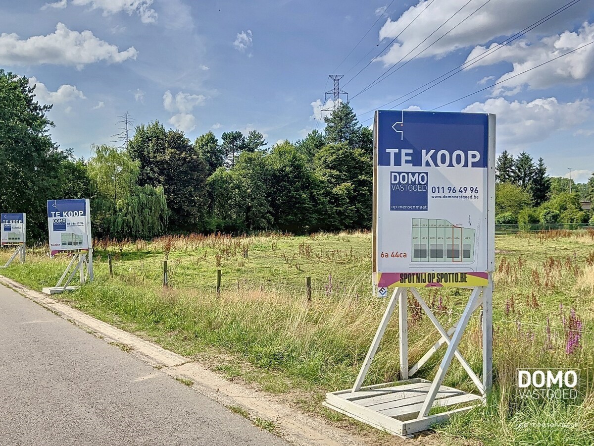 Ruime bouwgrond voor een half open bebouwing, gelegen op een perceel van 6a44ca. 